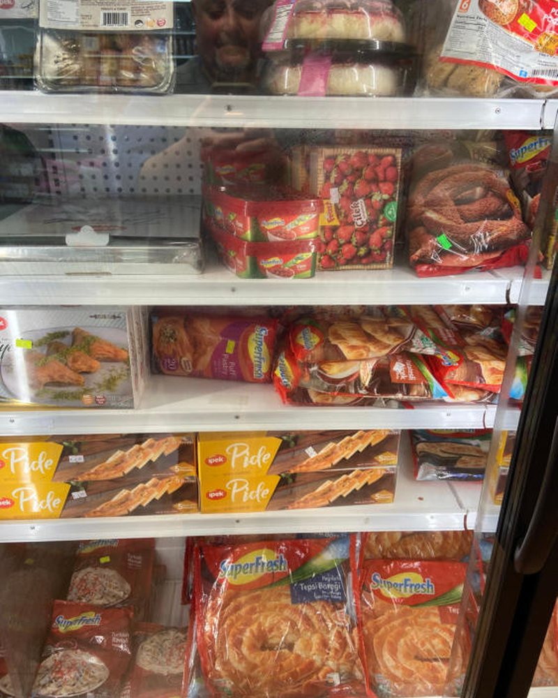 Mağazadaki dondurucu ve ekmek rafı